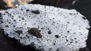 Foto: Lapisan Es Langka di Mahameru yang Viral