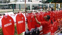 Pedagang Atribut Persija Mulai Gelar Lapak