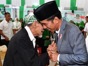 Momen Jokowi Genggam Tangan dan Cipika-cipiki ke Mbah Moen Momen Jokowi Genggam Tangan dan Cipika-cipiki ke Mbah Moen