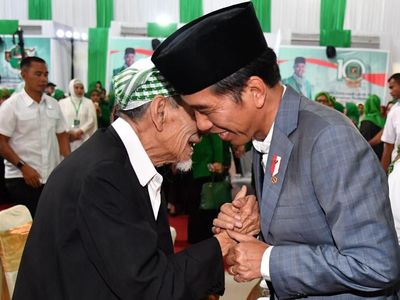 Momen Jokowi Genggam Tangan dan Cipika-cipiki ke Mbah Moen