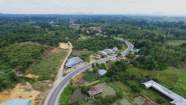 Mulusnya Jalan Perbatasan RI-Malaysia di Kalimantan