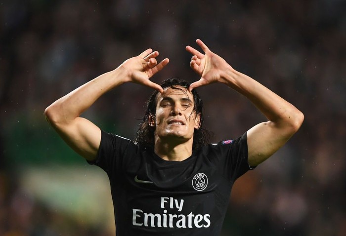 Edinson Cavani, Galfot Offside GLASGOW, SCOTLAND - SEPTEMBER 12: Edinson Cavani of PSG celebrates scoring his sides third goal during the UEFA Champions League Group B match between Celtic and Paris Saint Germain at Celtic Park on September 12, 2017 in Glasgow, Scotland. (Photo by Mike Hewitt/Getty Images)