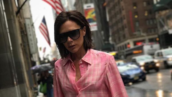 Foto: Gaya Modis Victoria Beckham Pakai Baju Kedodoran