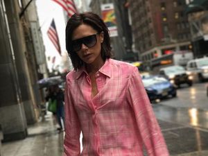 Foto: Gaya Modis Victoria Beckham Pakai Baju Kedodoran