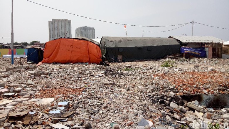 Tenda Warga yang Bertahan di Kampung Akuarium