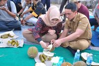 Begini Gaya Makan Zumi Zola Saat Menjabat Sebagai Gubernur Jambi!