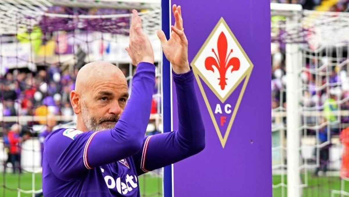 Stefano Pioli saat memberikan tribute buat mendiang Davide Astori (Foto: Claudio Giovannini/AFP)