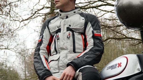 Mau Temani Rider Ganteng Ini Keliling Dunia Pakai Motor?