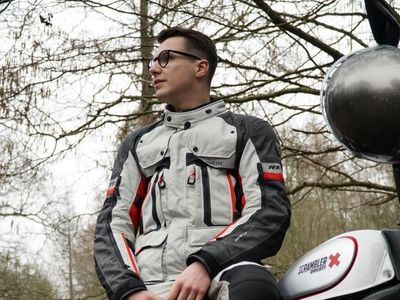 Mau Temani Rider Ganteng Ini Keliling Dunia Pakai Motor?