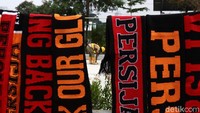 Sebagian pedagang ada yang berdagang dipinggir jalan.