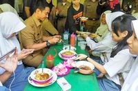 Begini Gaya Makan Zumi Zola Saat Menjabat Sebagai Gubernur Jambi!