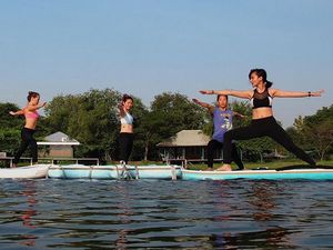 S.U.P Yoga, Tren Yoga di Atas Air Pakai Papan Seluncur
