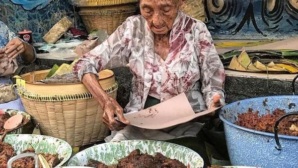 Ini 8 Potret Kegigihan Para Wanita Paruh Baya Berjualan Makanan