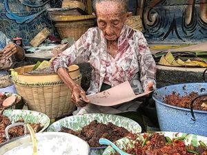 Ini 8 Potret Kegigihan Para Wanita Paruh Baya Berjualan Makanan