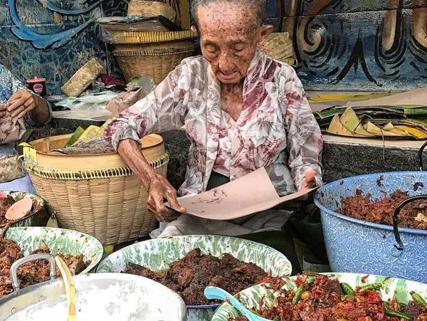 Ini 8 Potret Kegigihan Para Wanita Paruh Baya Berjualan Makanan