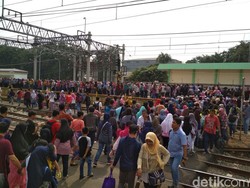 Video Kepadatan Stasiun Duri di Akhir Pekan