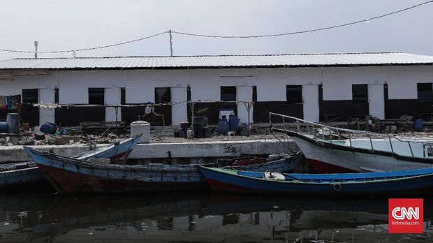 Warga beraktifitas di shelter yang dibangun Pemprov DKI Jakarta di Kampung Akuarium, Jakarta 14 April 2018. Sebagian shlater dari total 107 shelter yang dibangun Pemprov DKI kini sudah dihuni warga eks penggusuran. (CNN Indonesia/ Hesti Rika)