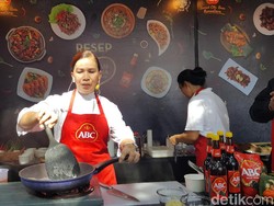 Bola Nasi Kuning Renyah yang Pedas Manis dan Cantik Kreasi Chef Petty Elliot