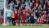 Salah pun merayakan golnya dengan gaya khasnya yakni membentangkan tangan ke arah suporter Liverpool. Terlihat Sadio Mane mendekatinya untuk itu merayakan gol tersebut. (Foto: Carl Recine/Reuters)