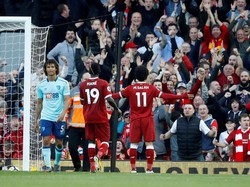 Salah pun merayakan golnya dengan gaya khasnya yakni membentangkan tangan ke arah suporter Liverpool. Terlihat Sadio Mane mendekatinya untuk itu merayakan gol tersebut. (Foto: Carl Recine/Reuters)