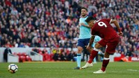 Kemudian Roberto Firmino tak ketinggalan ikutan mencatatkan namanya di papan skor. Tendangan kaki kanannya di menit akhir pertandingan memastikan Liverpool menang 3-0. (Foto: Andrew Yates/Reuters)