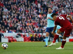 Kemudian Roberto Firmino tak ketinggalan ikutan mencatatkan namanya di papan skor. Tendangan kaki kanannya di menit akhir pertandingan memastikan Liverpool menang 3-0. (Foto: Andrew Yates/Reuters)