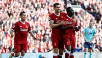 Mane pun mendapat pelukan dari rekannya usai membobol gawang Bournemouth. (Foto: Carl Recine/Reuters)