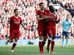 Mane pun mendapat pelukan dari rekannya usai membobol gawang Bournemouth. (Foto: Carl Recine/Reuters)
