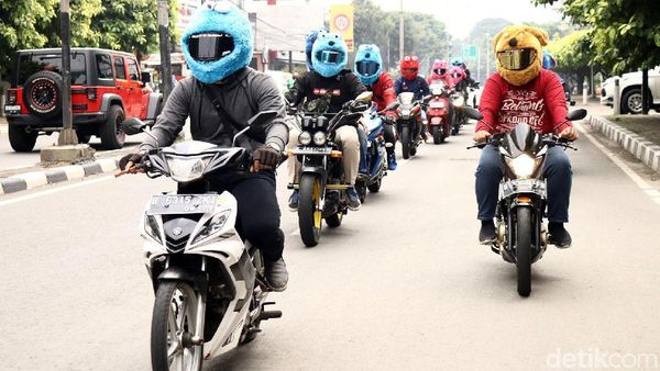 Pengendara Berhelm Elmo Jalan-jalan di Jakarta