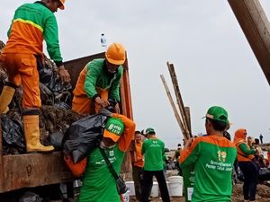 Petugas Angkut 300 Ton Sampah di Pesisir Marunda