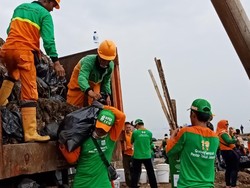 Petugas Angkut 300 Ton Sampah di Pesisir Marunda