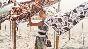 Cinta Indonesia! 15 Gaya Stylish Putri Marino Berbalut Kain Etnik