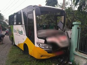 Bus Rombongan Zikir Akbar Tabrak Pagar Sekolah, 2 Penumpang Tewas