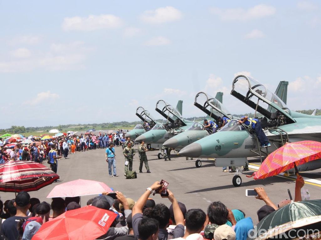 Girangnya Warga Nonton Manuver Pesawat Tempur di HUT TNI AU Girangnya Warga Nonton Manuver Pesawat Tempur di HUT TNI AU