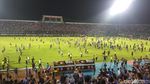 Foto: Rusuh Suporter di Laga Arema vs Persib