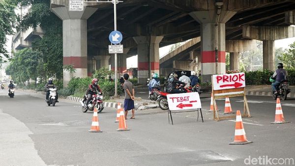 Foto: Aksi Nekat Pengendara Lawan Arah di Jalan DI Panjaitan