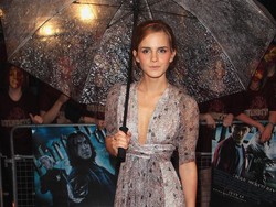 Emma Watson Tampil Seksi Pakai Kostum Wonder Woman di Ultah J.K Rowling