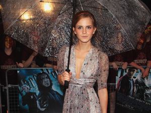 Emma Watson Tampil Seksi Pakai Kostum Wonder Woman di Ultah J.K Rowling Emma Watson Tampil Seksi Pakai Kostum Wonder Woman di Ultah J.K Rowling