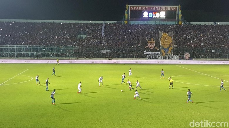 Rusuh di Kanjuruhan, Laga Arema vs Persib Disetop di Injury Time Rusuh di Kanjuruhan, Laga Arema vs Persib Disetop di Injury Time