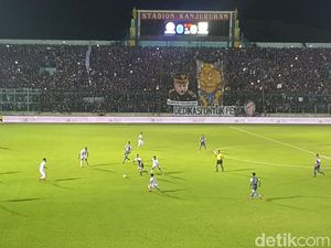 Rusuh di Kanjuruhan, Laga Arema vs Persib Disetop di Injury Time