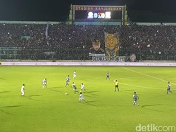 Rusuh di Kanjuruhan, Laga Arema vs Persib Disetop di Injury Time
