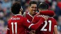 Firmino pun mendapat pelukan dari rekan-rekannya usai mencetak gol ketiga Liverpool di pertandingan tersebut. (Foto: Andrew Yates/Reuters)
