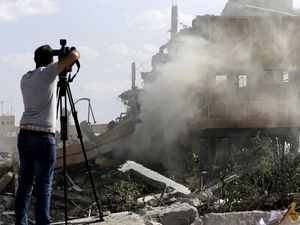 Ribuan Warga Irak Berdemo Memprotes Serangan Udara AS ke Suriah Ribuan Warga Irak Berdemo Memprotes Serangan Udara AS ke Suriah