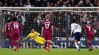 Ilkay Guendogan sukses mengeksekusi penalti tersebut untuk menggandakan keunggulan City. Foto: David Klein/Reuters