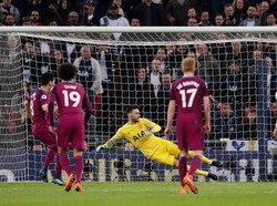Ilkay Guendogan sukses mengeksekusi penalti tersebut untuk menggandakan keunggulan City. Foto: David Klein/Reuters