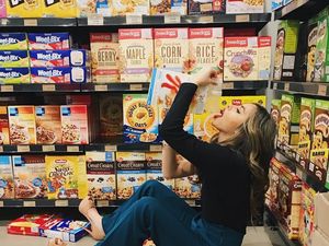 Begini Gaya Si Cantik Valerie Thomas Saat Makan Rendang dan Minum Jus