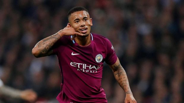 Gabriel Jesus mencetak gol kelima Man City saat melawan Swansea.