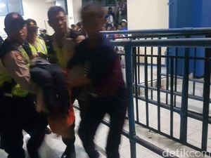 Sibuknya Petugas Evakuasi Korban Rusuh Laga Arema vs Persib Sibuknya Petugas Evakuasi Korban Rusuh Laga Arema vs Persib