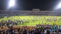 Pelatih Persib, Roberto Carlos Mario Gomez, juga ikut jadi korban. Dia mengalami luka di pelipis kanannya. (Muhammad Aminudin/detikSport)
