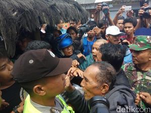 Rumah Direktur Global Insani Digeruduk Calon Jemaah Haji Rumah Direktur Global Insani Digeruduk Calon Jemaah Haji